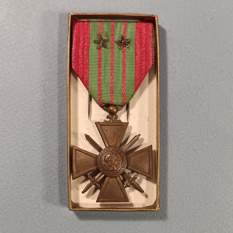 CROIX DE GUERRE DATEE 1939 AVEC DEUX ETOILES POUR CITATIONS A L'ORDRE DU REGIMENT GUERRE 1939-1945