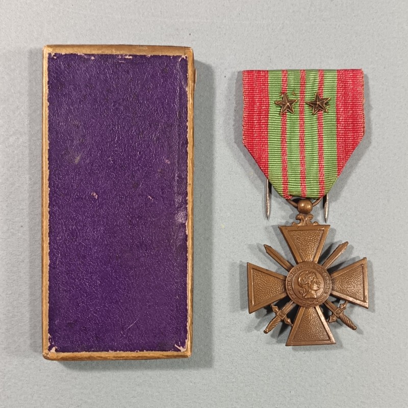 CROIX DE GUERRE DATEE 1939 AVEC DEUX ETOILES POUR CITATIONS A L'ORDRE DU REGIMENT GUERRE 1939-1945