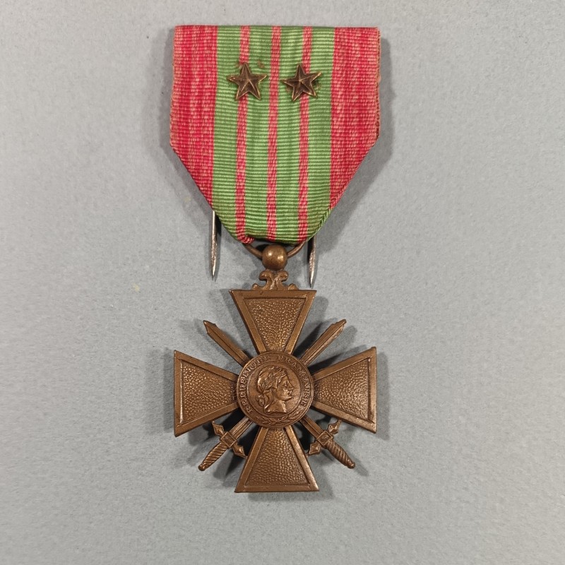 CROIX DE GUERRE DATEE 1939 AVEC DEUX ETOILES POUR CITATIONS A L'ORDRE DU REGIMENT GUERRE 1939-1945