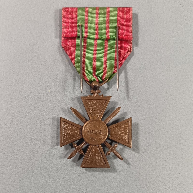 CROIX DE GUERRE DATEE 1939 AVEC DEUX ETOILES POUR CITATIONS A L'ORDRE DU REGIMENT GUERRE 1939-1945