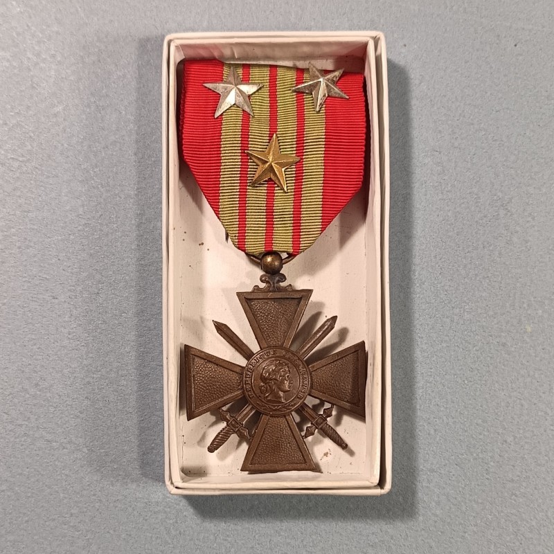 CROIX DE GUERRE DATEE 1939 AVEC TROIS ETOILES POUR CITATIONS A L'ORDRE DU REGIMENT GUERRE 1939-1945