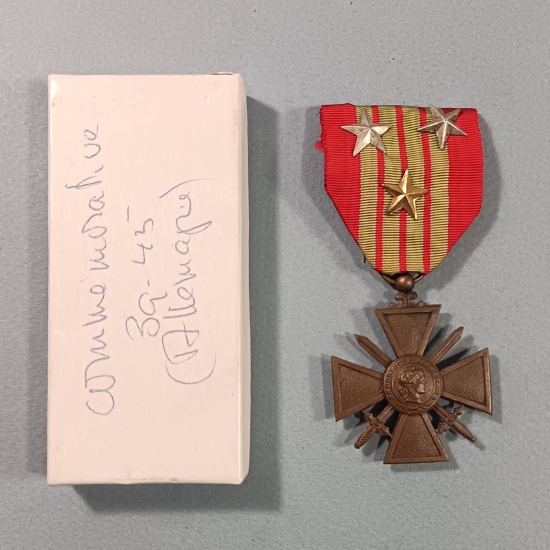 CROIX DE GUERRE DATEE 1939 AVEC TROIS ETOILES POUR CITATIONS A L'ORDRE DU REGIMENT GUERRE 1939-1945