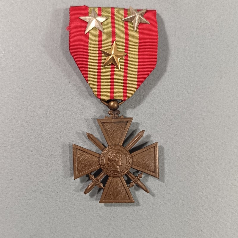 CROIX DE GUERRE DATEE 1939 AVEC TROIS ETOILES POUR CITATIONS A L'ORDRE DU REGIMENT GUERRE 1939-1945
