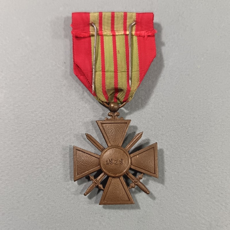 CROIX DE GUERRE DATEE 1939 AVEC TROIS ETOILES POUR CITATIONS A L'ORDRE DU REGIMENT GUERRE 1939-1945