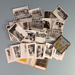 LOT DE PLUS DE 50 PETITES PHOTOS DES ANNEES 1940 A 1945 DES CJF CHANTIERS DE JEUNESSE AVEC UN INSIGNE TISSU
