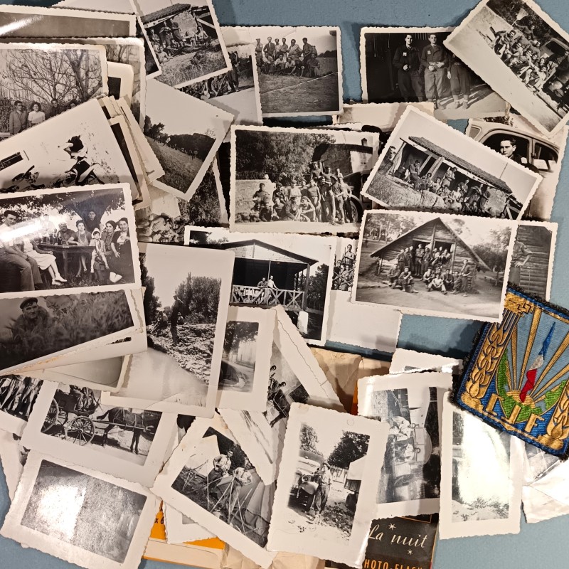 LOT DE PLUS DE 50 PETITES PHOTOS DES ANNEES 1940 A 1945 DES CJF CHANTIERS DE JEUNESSE AVEC UN INSIGNE TISSU