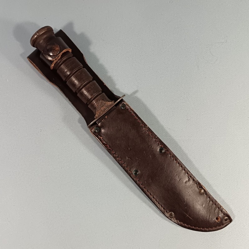 COUTEAU DE COMBAT KABAR USMC USN MARQUAGE LAME US. CAMILLUS N.Y. USA VERSION MILITAIRE AVANT 1974