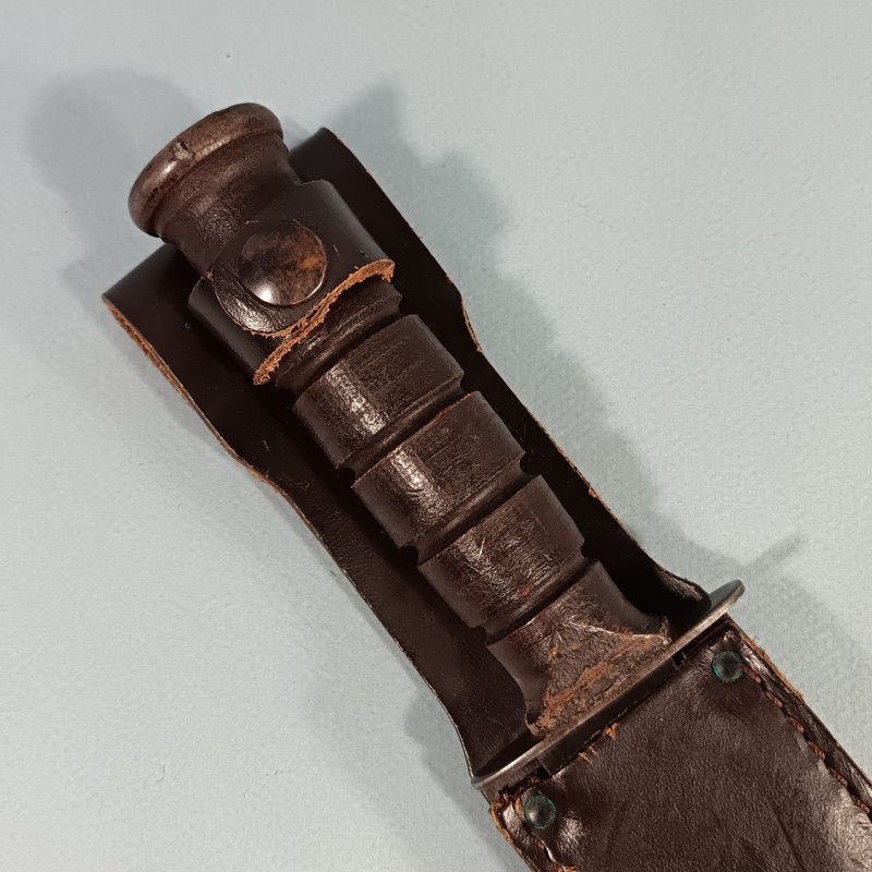 COUTEAU DE COMBAT KABAR USMC USN MARQUAGE LAME US. CAMILLUS N.Y. USA VERSION MILITAIRE AVANT 1974
