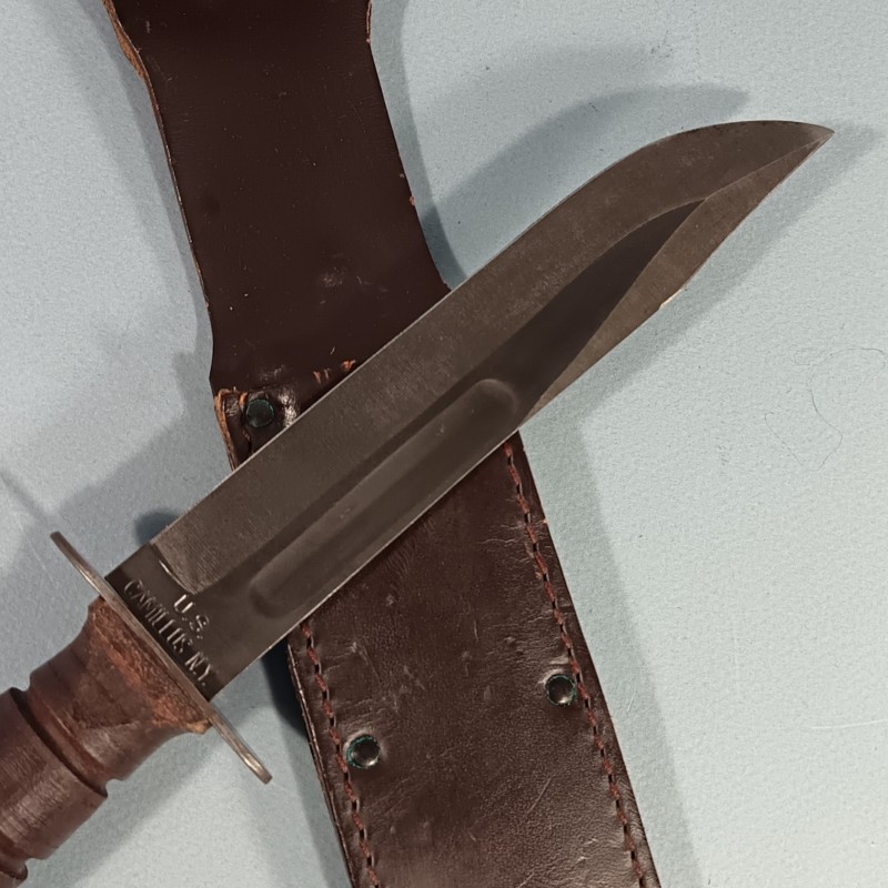 COUTEAU DE COMBAT KABAR USMC USN MARQUAGE LAME US. CAMILLUS N.Y. USA VERSION MILITAIRE AVANT 1974