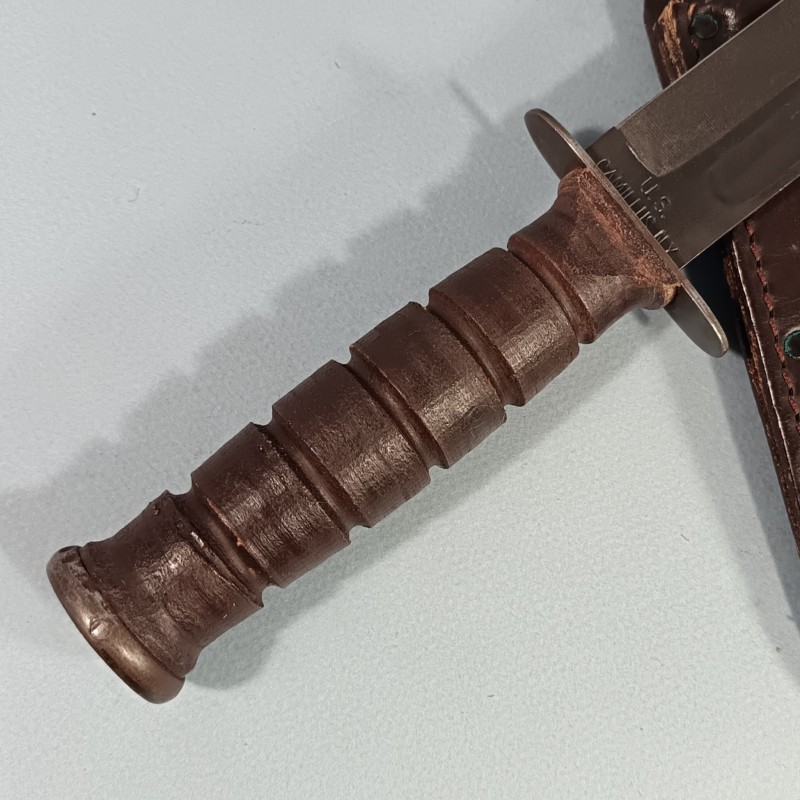 COUTEAU DE COMBAT KABAR USMC USN MARQUAGE LAME US. CAMILLUS N.Y. USA VERSION MILITAIRE AVANT 1974