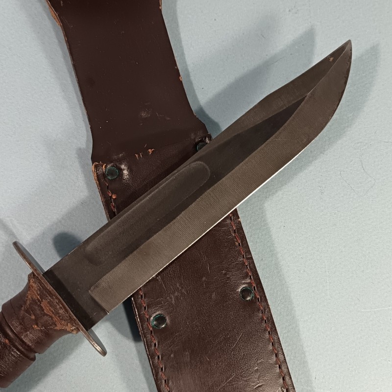 COUTEAU DE COMBAT KABAR USMC USN MARQUAGE LAME US. CAMILLUS N.Y. USA VERSION MILITAIRE AVANT 1974