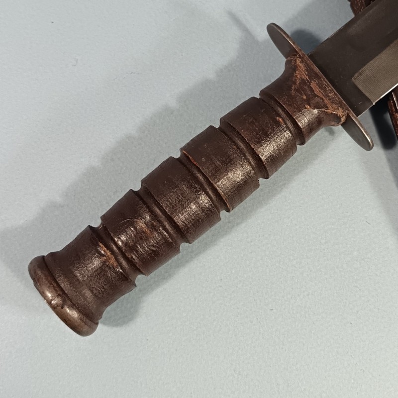 COUTEAU DE COMBAT KABAR USMC USN MARQUAGE LAME US. CAMILLUS N.Y. USA VERSION MILITAIRE AVANT 1974