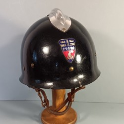 CASQUE FRANCAIS DE LA POLICE DE PARIS MODELE 1954 DATE 1957 INSIGNE EMAILLE