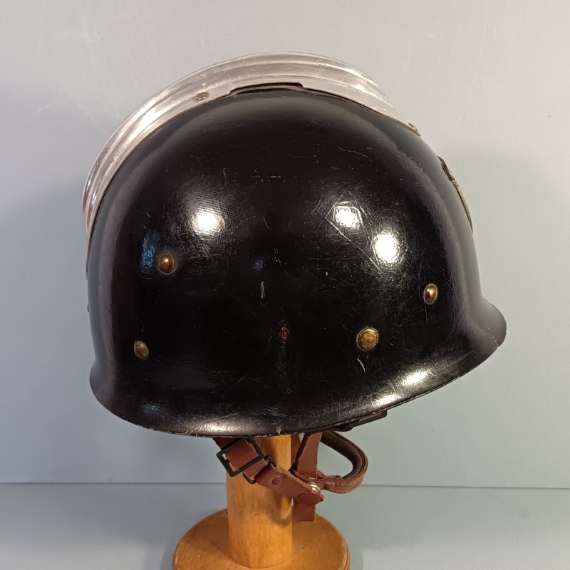 CASQUE FRANCAIS DE LA POLICE DE PARIS MODELE 1954 DATE 1957 INSIGNE EMAILLE
