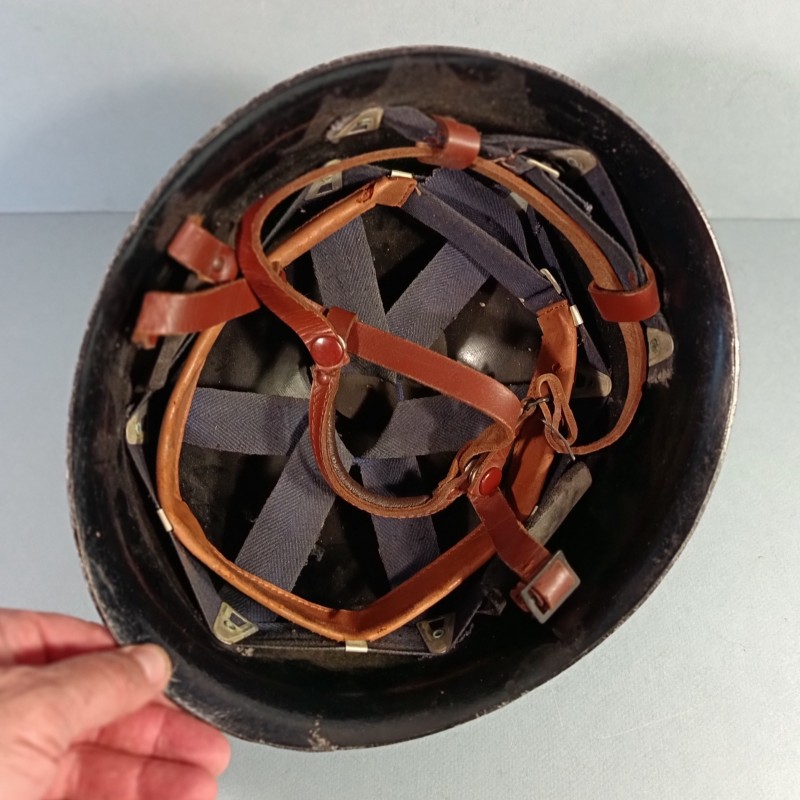 CASQUE FRANCAIS DE LA POLICE DE PARIS MODELE 1954 DATE 1957 INSIGNE EMAILLE