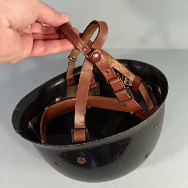 CASQUE FRANCAIS DE LA POLICE DE PARIS MODELE 1954 DATE 1957 INSIGNE EMAILLE