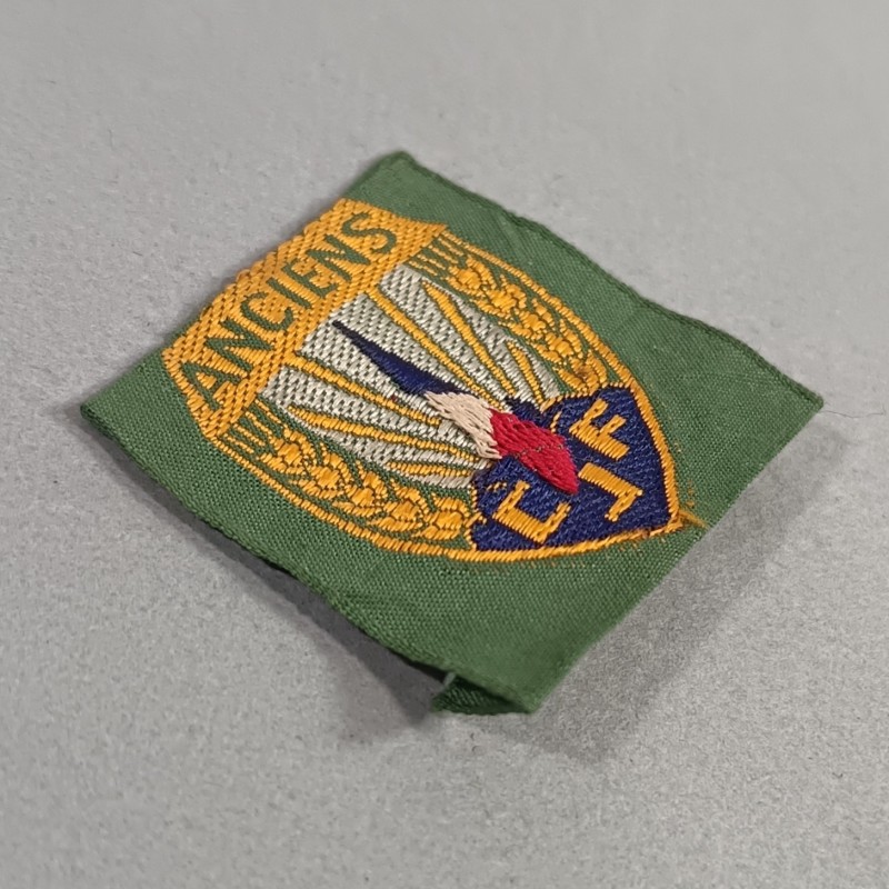 INSIGNE DE BERET EN TISSU DES ANCIENS DES CJF CHANTIERS DE JEUNESSE  FOND VERT