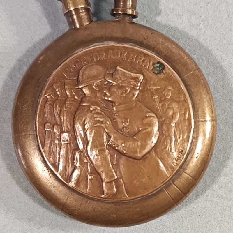 BRIQUET DE POILUS " HONNEUR AUX BRAVES " ET 13 PORTE BONHEUR ARTISANAT DE TRANCHEES SOUVENIR GUERRE 1914 - 1918