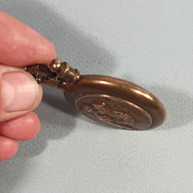 BRIQUET DE POILUS " HONNEUR AUX BRAVES " ET 13 PORTE BONHEUR ARTISANAT DE TRANCHEES SOUVENIR GUERRE 1914 - 1918