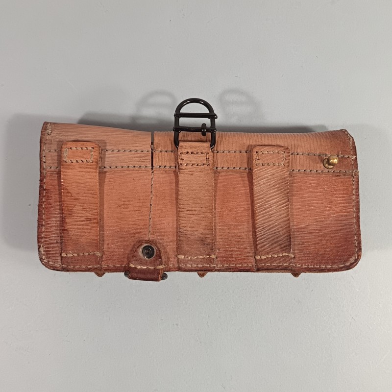 CARTOUCHIERE MODELE 1935 / 1937 COTE GAUCHE COULEUR FAUVE CUIR STRIE TAMPONNEE 1 er TRIMESTRE 1940