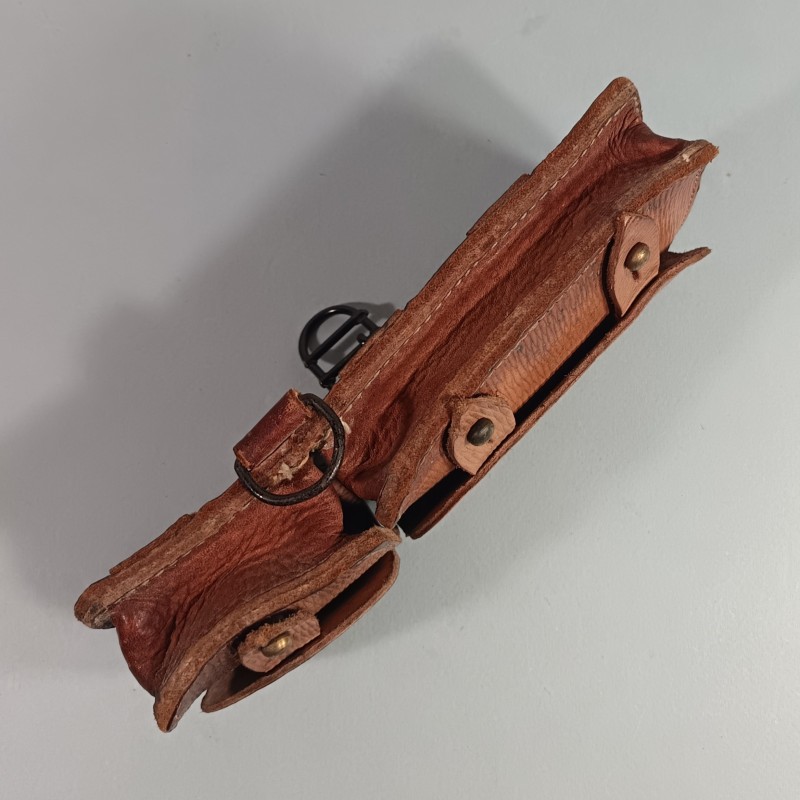 CARTOUCHIERE MODELE 1935 / 1937 COTE GAUCHE COULEUR FAUVE CUIR STRIE TAMPONNEE 1 er TRIMESTRE 1940