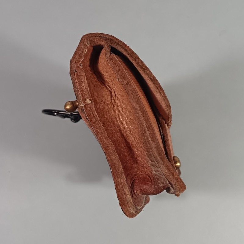 CARTOUCHIERE MODELE 1935 / 1937 COTE GAUCHE COULEUR FAUVE CUIR STRIE TAMPONNEE 1 er TRIMESTRE 1940
