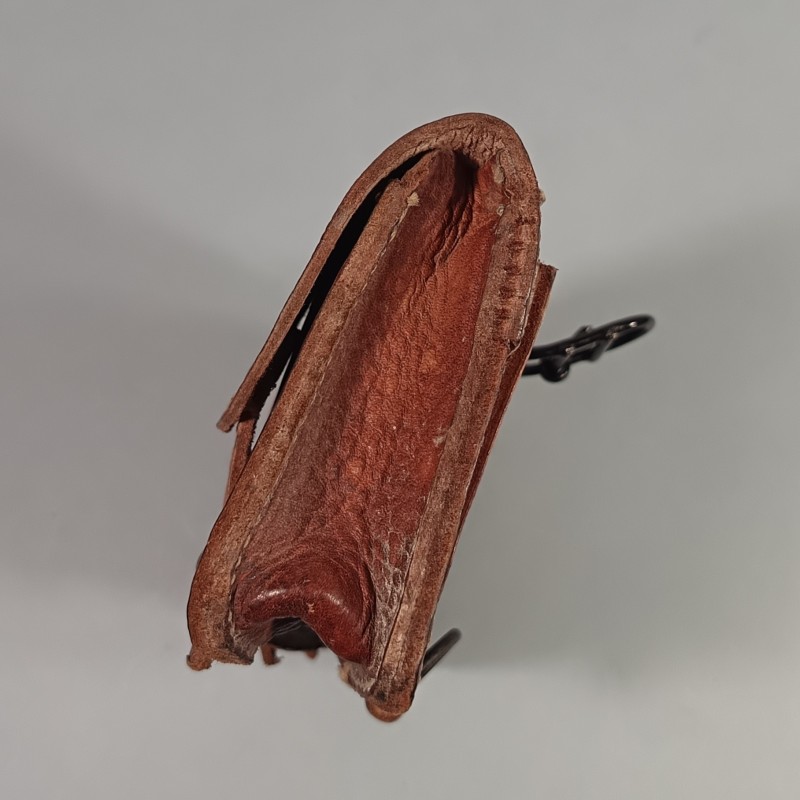 CARTOUCHIERE MODELE 1935 / 1937 COTE GAUCHE COULEUR FAUVE CUIR STRIE TAMPONNEE 1 er TRIMESTRE 1940