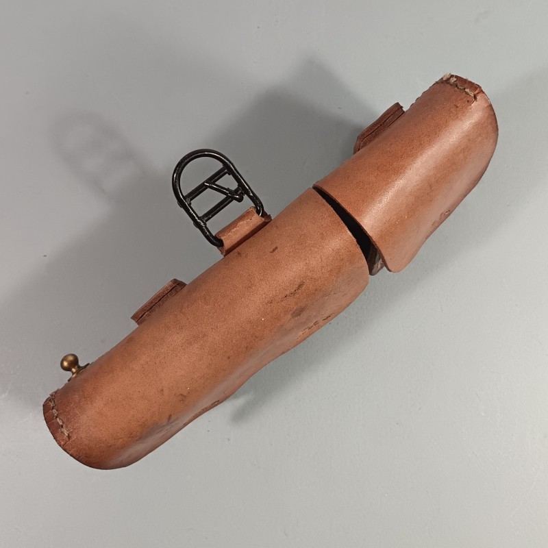 CARTOUCHIERE MODELE 1935 / 1937 COTE GAUCHE COULEUR MARRON CUIR LISSE TAMPONNEE ANNEES 1940
