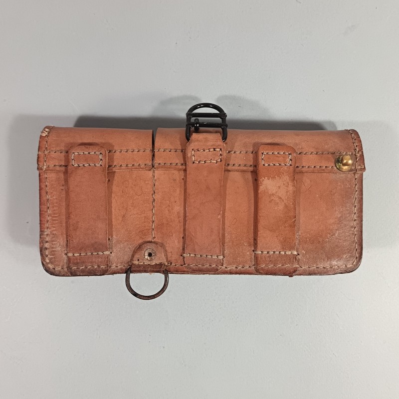 CARTOUCHIERE MODELE 1935 / 1937 COTE GAUCHE COULEUR MARRON CUIR LISSE TAMPONNEE ANNEES 1940