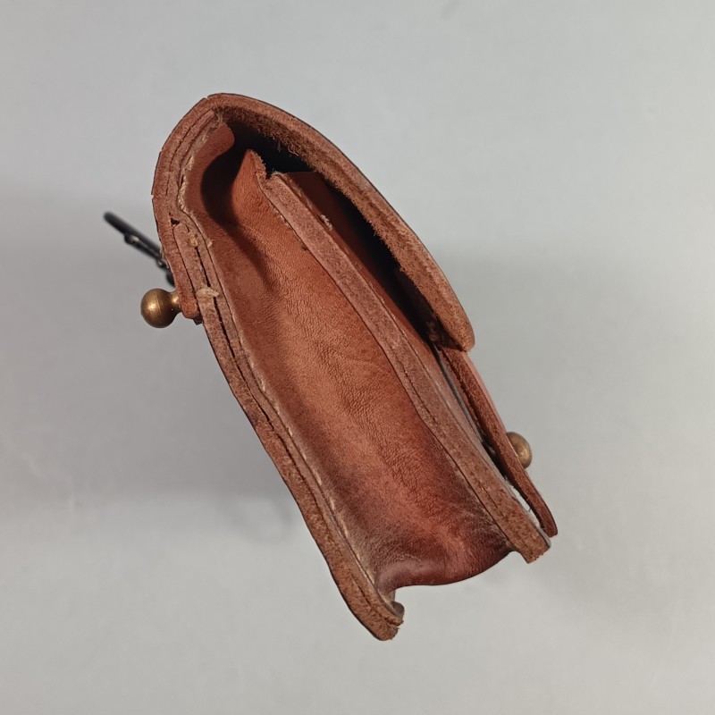 CARTOUCHIERE MODELE 1935 / 1937 COTE GAUCHE COULEUR MARRON CUIR LISSE TAMPONNEE ANNEES 1940