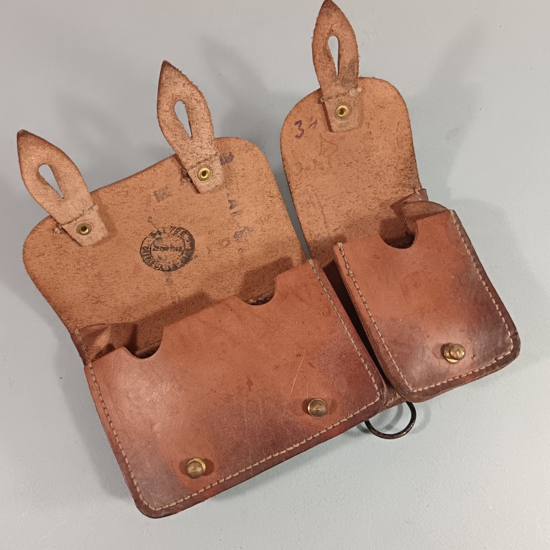 CARTOUCHIERE MODELE 1935 / 1937 COTE GAUCHE COULEUR MARRON CUIR LISSE TAMPONNEE ANNEES 1940