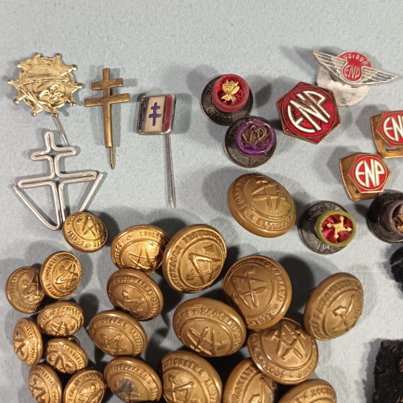 ENSEMBLE LOT ECOLES NATIONALES PROFESSIONNELS BOUTONS PATTES DE COL INSIGNES BOUTONNIERES ROSETTES 1880 1960