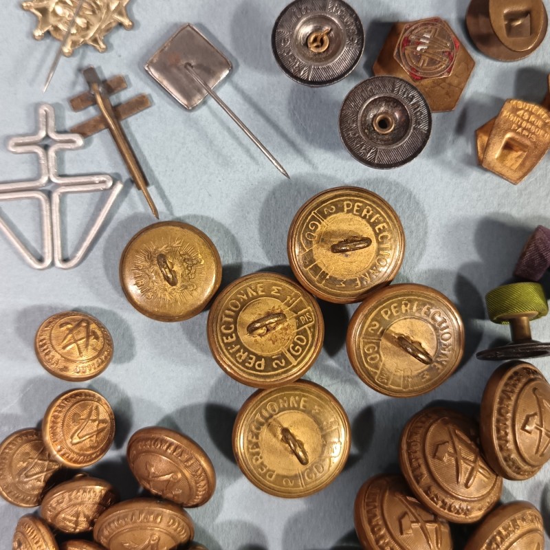 ENSEMBLE LOT ECOLES NATIONALES PROFESSIONNELS BOUTONS PATTES DE COL INSIGNES BOUTONNIERES ROSETTES 1880 1960