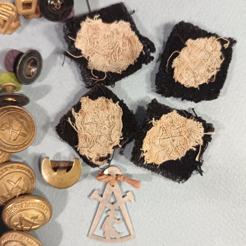 ENSEMBLE LOT ECOLES NATIONALES PROFESSIONNELS BOUTONS PATTES DE COL INSIGNES BOUTONNIERES ROSETTES 1880 1960