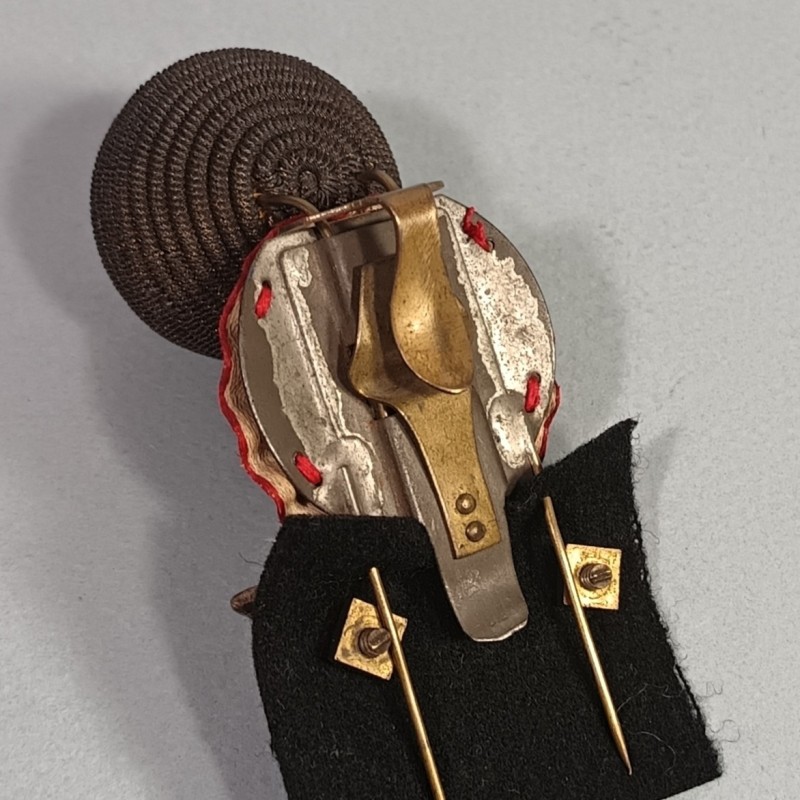 ATTRIBUT OU PLAQUE DE KEPI D'OFFICIERS ET ADJUDANTS MODELE 1886 OFFICIER DES CHASSEURS A PIED OU ALPINS