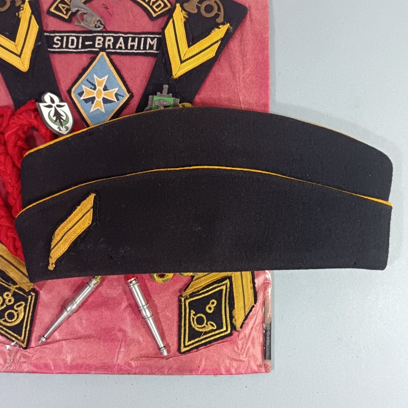 ENSEMBLE D'UN ANCIEN SERGENT DES CHASSEURS ALPINS FOURRAGERES CALOT INSIGNE EPAULETTES BANDES DE BRAS
