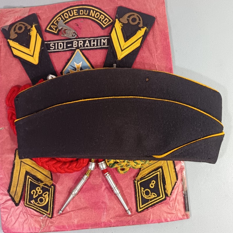 ENSEMBLE D'UN ANCIEN SERGENT DES CHASSEURS ALPINS FOURRAGERES CALOT INSIGNE EPAULETTES BANDES DE BRAS