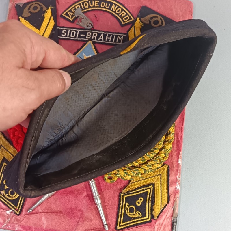 ENSEMBLE D'UN ANCIEN SERGENT DES CHASSEURS ALPINS FOURRAGERES CALOT INSIGNE EPAULETTES BANDES DE BRAS