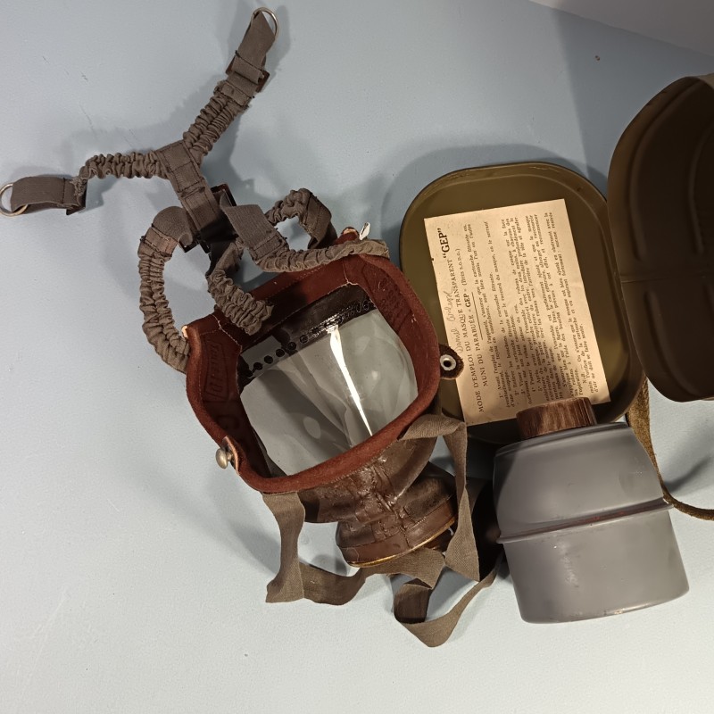 MASQUE A GAZ MILITAIRE OU CIVIL DEFENSE PASSIVE GEP 1938 CARTOUCHE Z 1938 GAZ ET PROTECTION PARIS