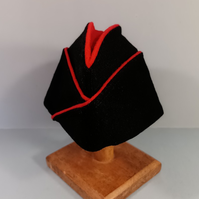 CALOT TROUPE MODELE 1957 ARTILLERIE METROPOLITAINE NOIR SOUTACHE ET DESSUS ROUGE TAILLE 57