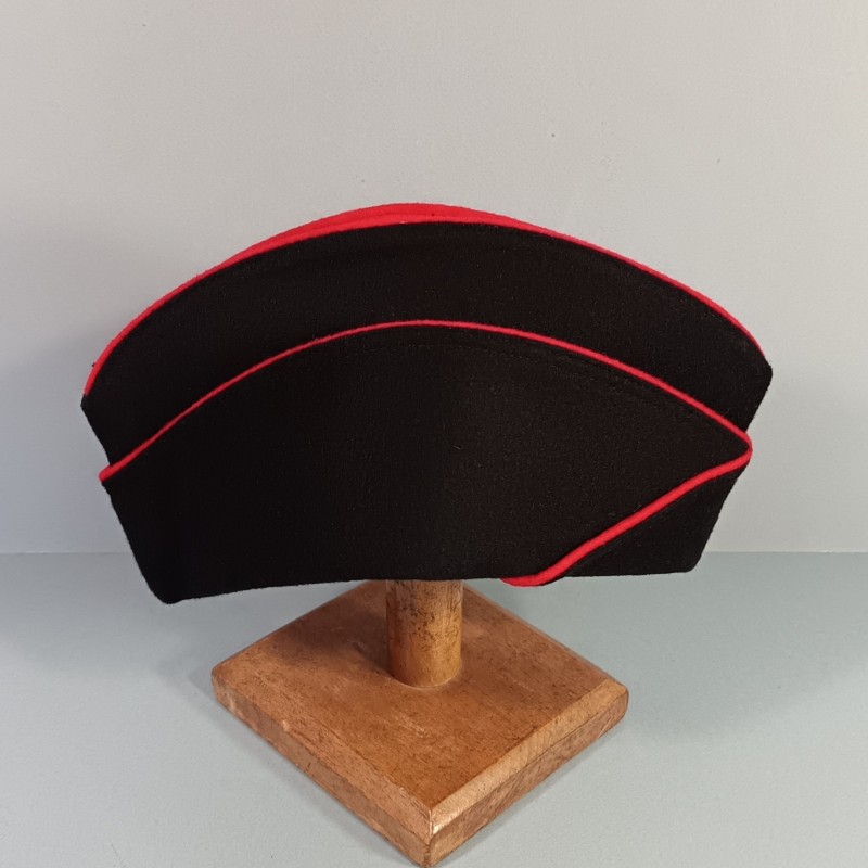 CALOT TROUPE MODELE 1957 ARTILLERIE METROPOLITAINE NOIR SOUTACHE ET DESSUS ROUGE TAILLE 57