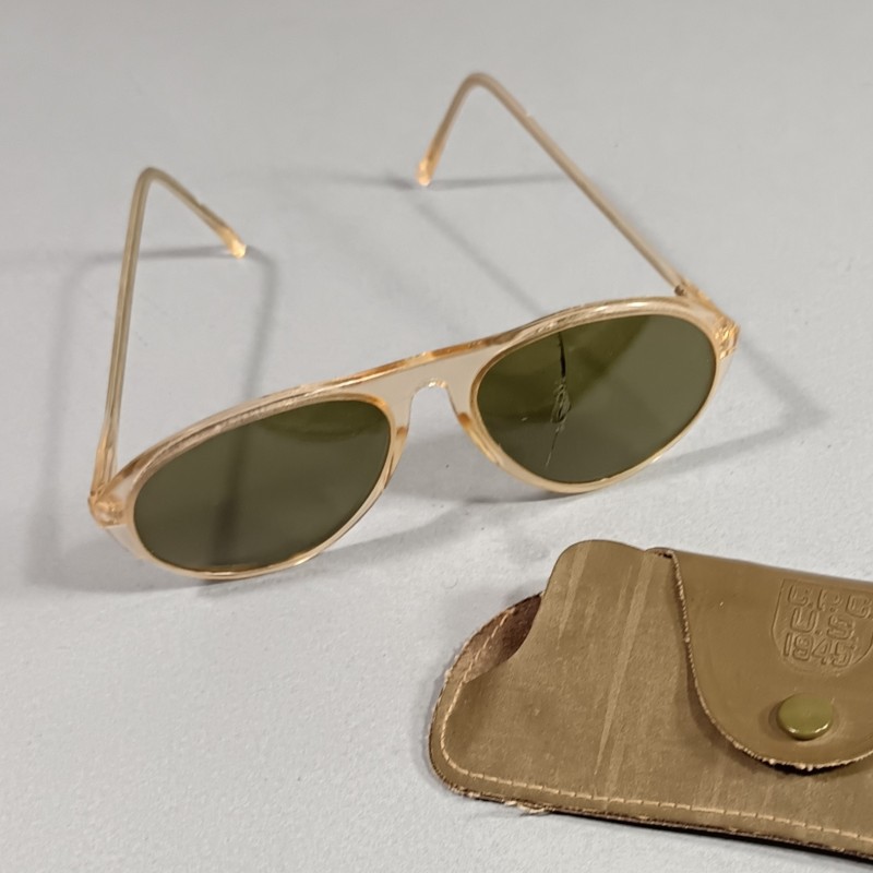 LUNETTES DE SOLEIL REGLEMENTAIRE US ARMY FABRICATION MARQUEE C.P.C. US 1945 MONTURE EN CELLULOIDE VERRES VERTS