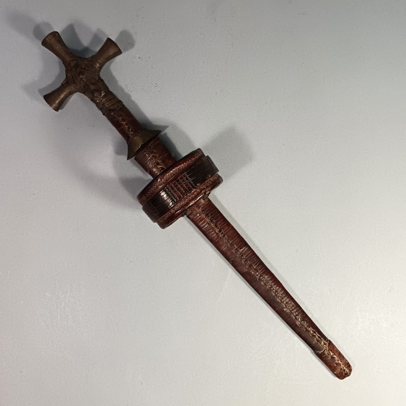 COUTEAU OU POIGNARD DE BRAS AFRICAIN TOUAREG OU PEUL TELEK OU GOZMA POIGNEE EN CROIX