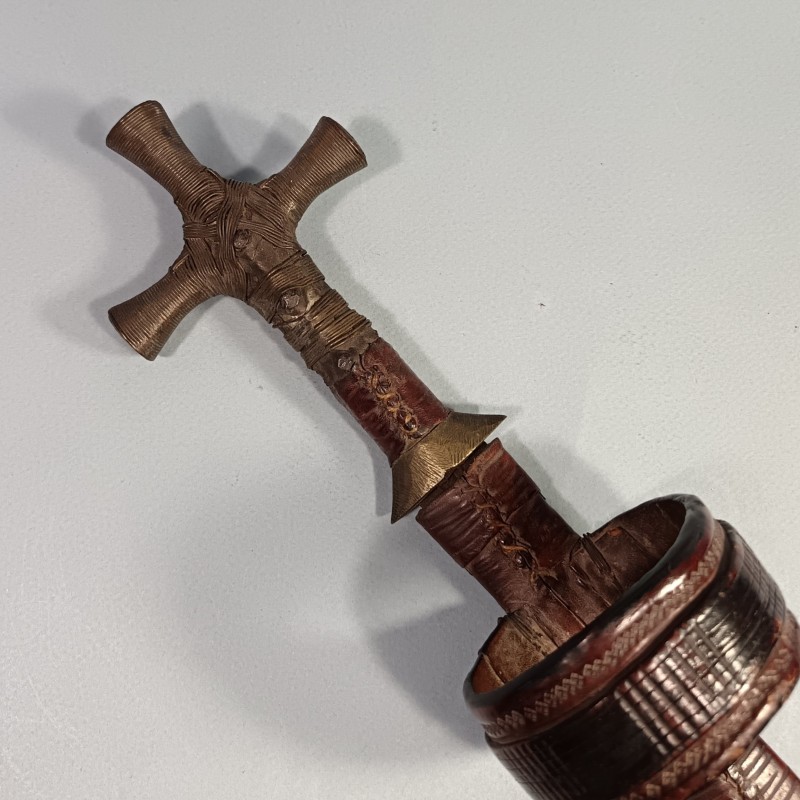 COUTEAU OU POIGNARD DE BRAS AFRICAIN TOUAREG OU PEUL TELEK OU GOZMA POIGNEE EN CROIX
