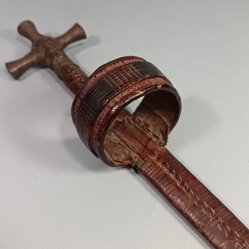 COUTEAU OU POIGNARD DE BRAS AFRICAIN TOUAREG OU PEUL TELEK OU GOZMA POIGNEE EN CROIX