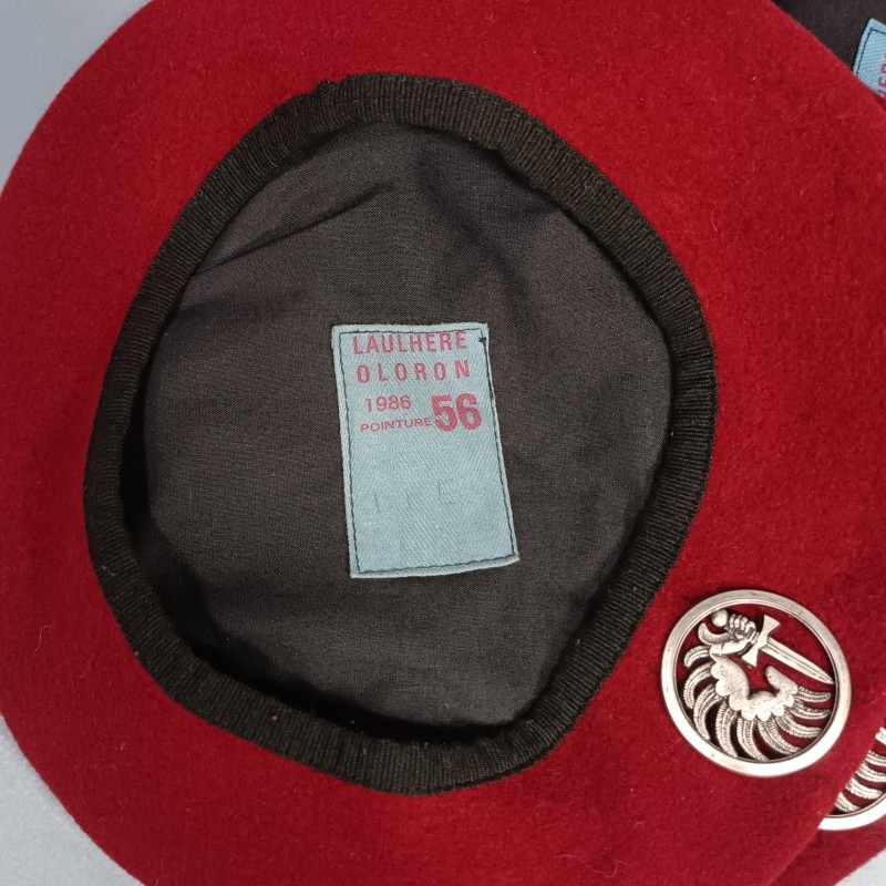 BERET ROUGE PARACHUTISTES TAILLE 54 FABRICATION ANNEES 1980 MODELE F1 INSIGNE TAP BALLARD