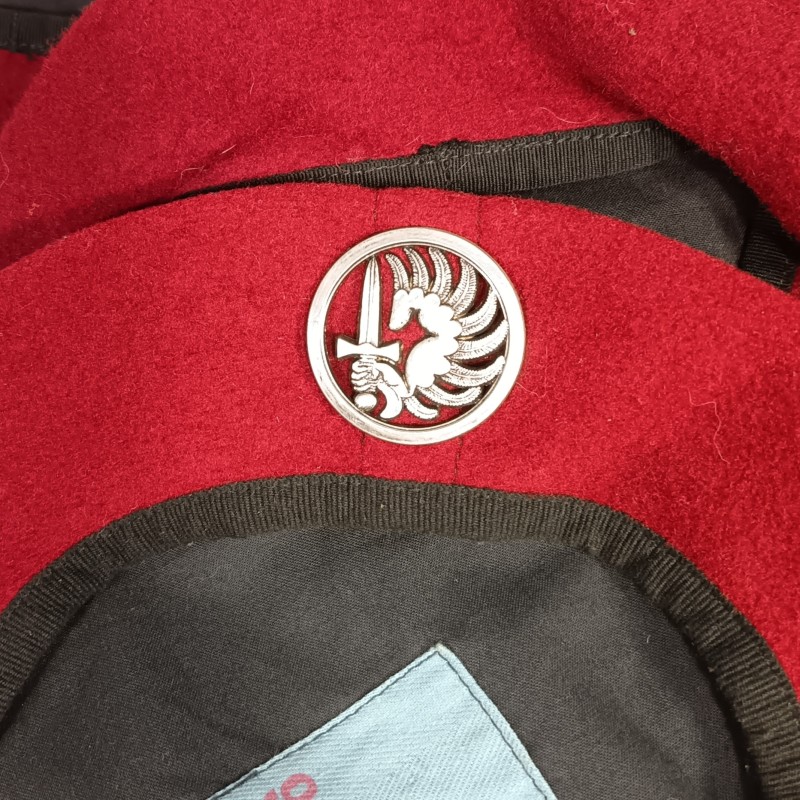 BERET ROUGE PARACHUTISTES TAILLE 54 FABRICATION ANNEES 1980 MODELE F1 INSIGNE TAP BALLARD