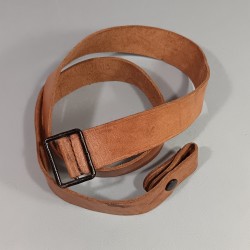 BRETELLE SANGLE DE MOUSQUETON ET FUSIL MAS 1936 EN CUIR FAUVE DATEE 1950