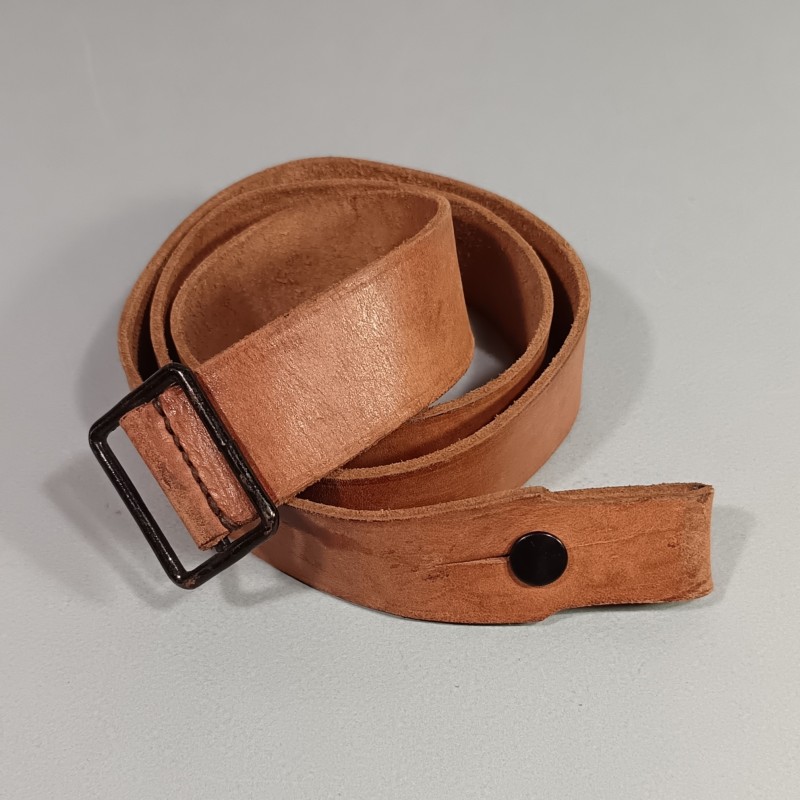 BRETELLE SANGLE DE MOUSQUETON ET FUSIL MAS 1936 EN CUIR FAUVE DATEE 1950