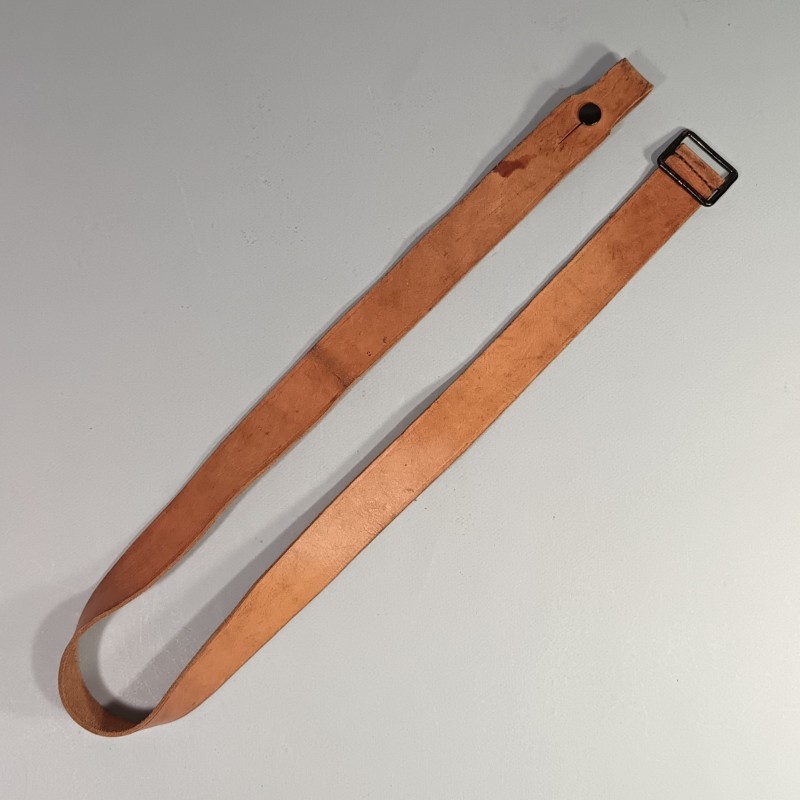 BRETELLE SANGLE DE MOUSQUETON ET FUSIL MAS 1936 EN CUIR FAUVE DATEE 1950